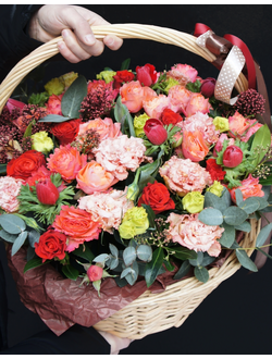 Букет в корзине из анемонов (маков), лизиантуса, скиммии, кустовых роз, роз эль торро и эвкалипта