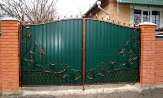 Кованые ворота из профнастила с ковкой - Арт 028