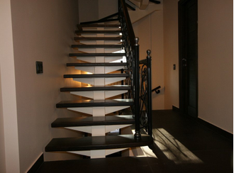Одинарный каркас лестницы, на цельной балке с угловыми опорами