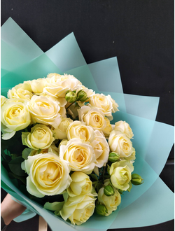 Кремовые кустовые розы в мятной упаковке, нежный букет из роз, желтые розы