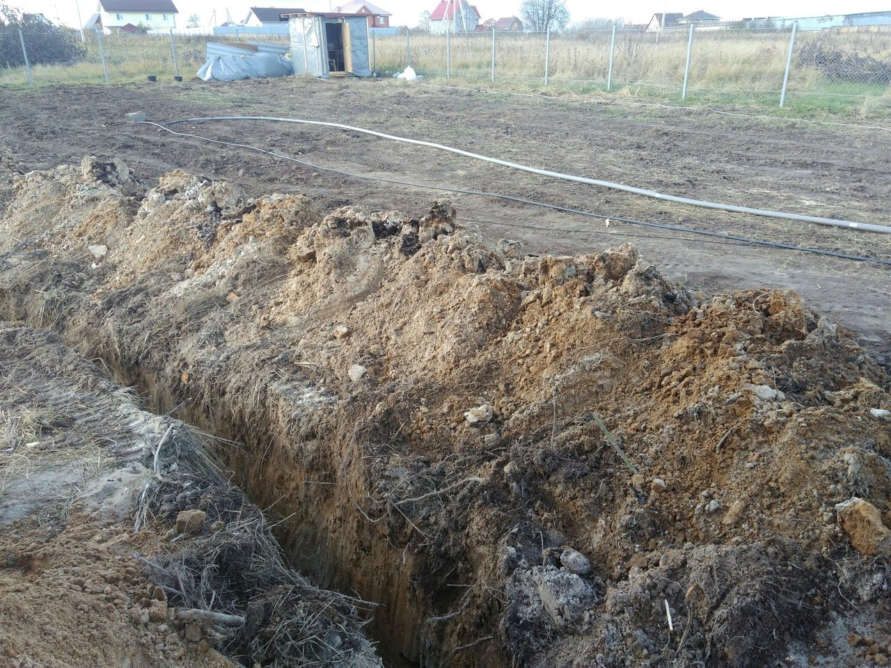 Копка траншеи под трубу водоснабжения для частного дома.