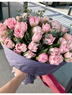 Букет розовых тюльпанов, тюльпаны с эвкалиптом, нежные букеты,  цветы любимой, тюльпаны в москве