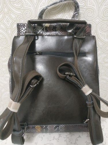 спинка сумки-рюкзака из натуральной гладкой кожи