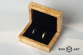 Классический свадебный футляр для двух колец, из карельской берёзы. Чёрный бархатный ложемент.