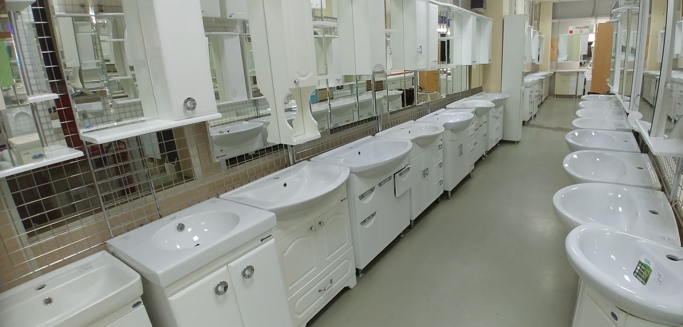 Мебель для ванной комнаты и раковины в магазине сантехники Корнета