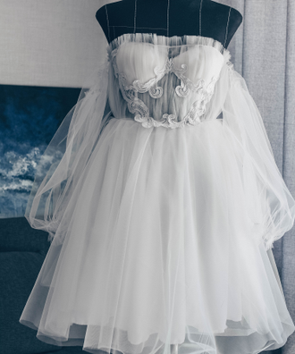 Белое коктейльное платье с открытыми плечами и пышными рукавами "Roos" прокат Уфа