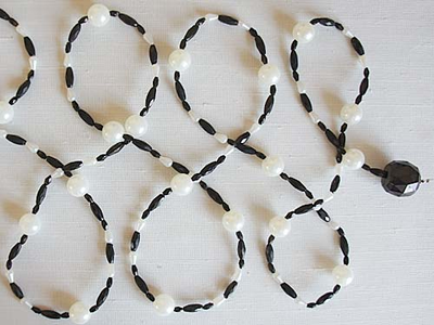 Арт. 2009-50 V Pendulum. Нитяной подвес с бусинами и искуственными жемчужинками