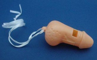 Свисток эротический на веревочке.забавный и недорогой подарок для друзей с чувством юмора! Материал: пластик. Размер (длина): 6,5 см.