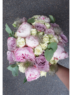 Свадебный букет: кустовые розы, розовые пионы, сиреневые розы, эвкалипт. Букет с пионами