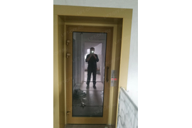 Вид шахтной алюминиевой  двери лифта