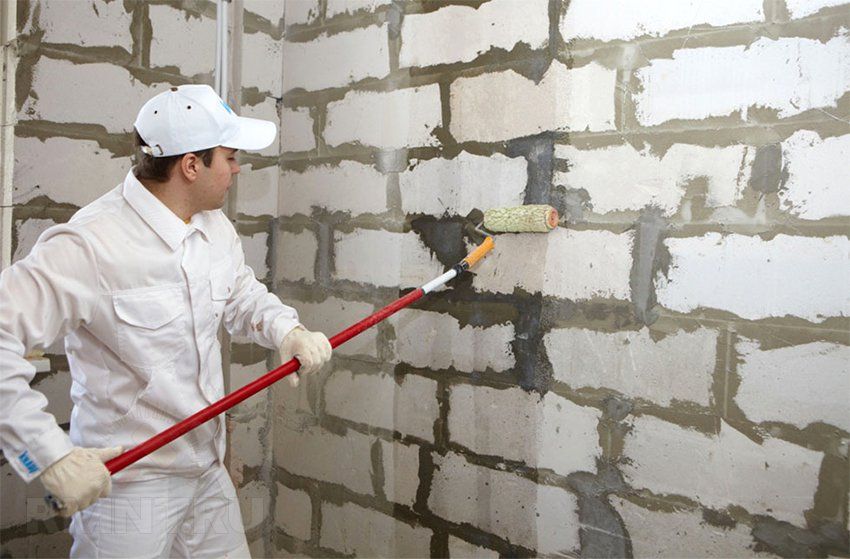 Прежде чем начинать штукатурные работы пеноблочной стены, ее необходимо грунтовать.