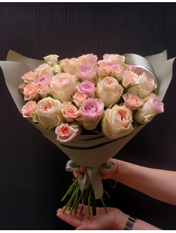 Букет из кремовых, пионовидных и кустовых роз в стильном букете фисташкового оттенка