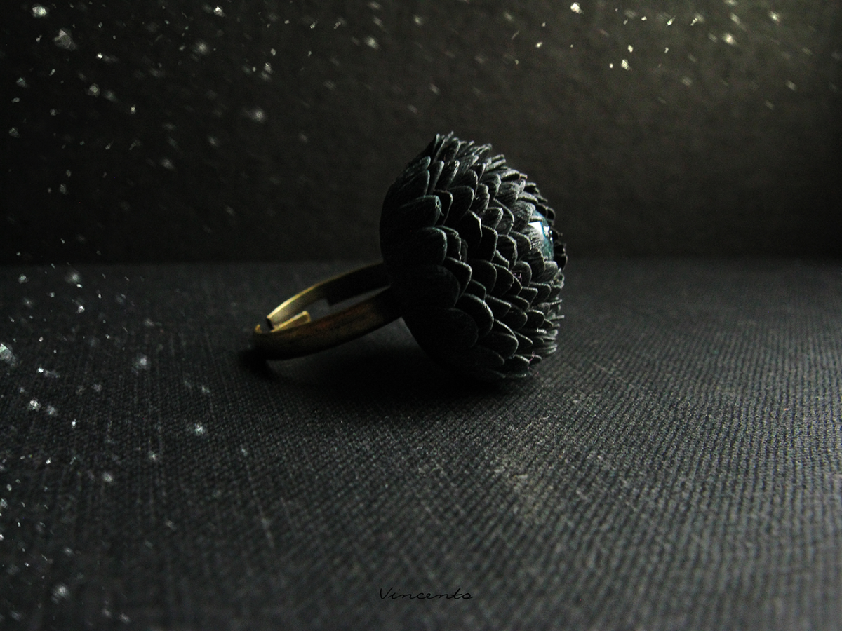 Готика. Необычное кольцо с цветком ворона в готическом стиле