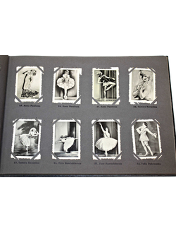 [Известные танцовщицы]. Альбом с 250 мини-фотооткрытками серии `Beruhmte Tanzerinnen`. Германия: [1930-е гг.].