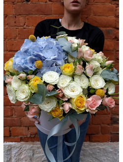 Букет в шляпной коробке: голубая гортензия, кустовые розы, краспедия, эвкалипт, желтые розы