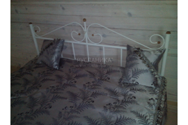 Подушки на кровати тоже украшены бахромой.
