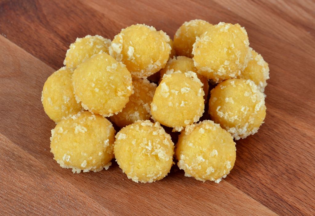 Сырные шарики в фисташковой крошке