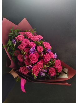 Букет: кустовая роза, фрезия. Яркий букет, ароматные цветы, букет из кустовых роз купить в москве