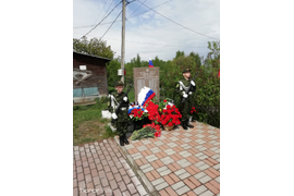 Торжественное возложение цветов к памятнику воинам ВОВ (МОУ СЖСОШ # 23, д. Жилино)