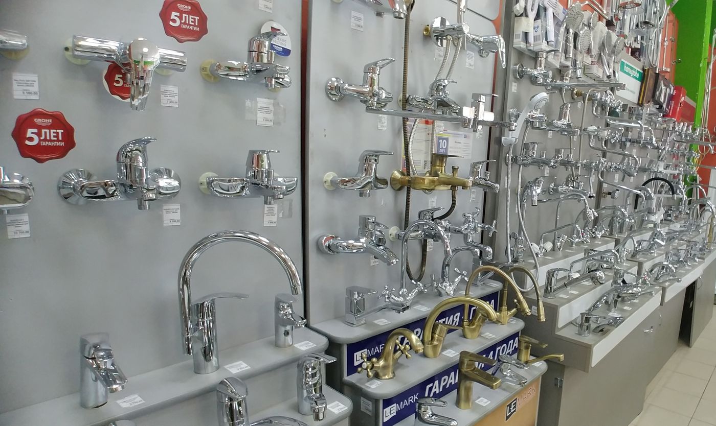 Смесители и душевые стойки в магазине сантехники Корнета