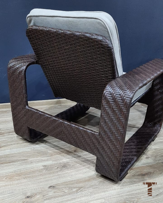 Удобное плетеное кресло