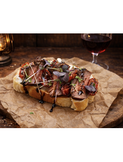 Брускетта с ростбифом и вялеными томатами