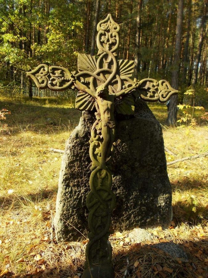 Чугунный крест на кладбище Малой Кракотки