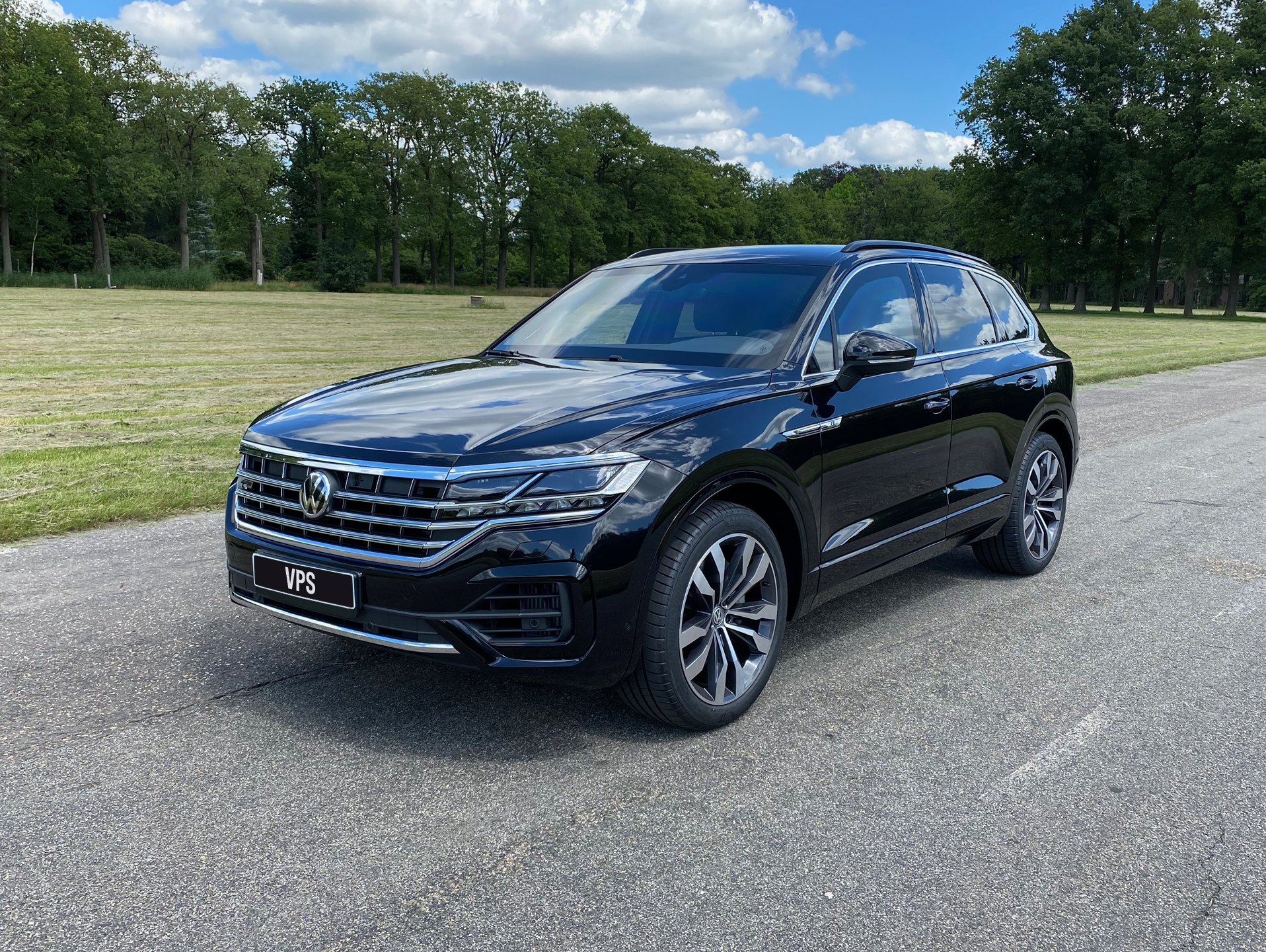 Business class discreetly armored LHD Volkswagen Touareg Respect/Business/Exclusive/R-line Diesel/Petrol 4Motion (4WD) in CEN B4, 2023 YP