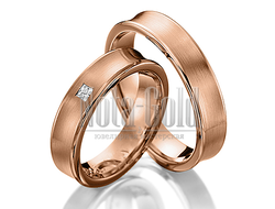 Классические обручальные кольца из желтого золота с квадратным бриллиантом в женском кольце