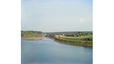Общий вид на деревню Мартьянову с перешейка у камня Переволочный на реке Чусовой