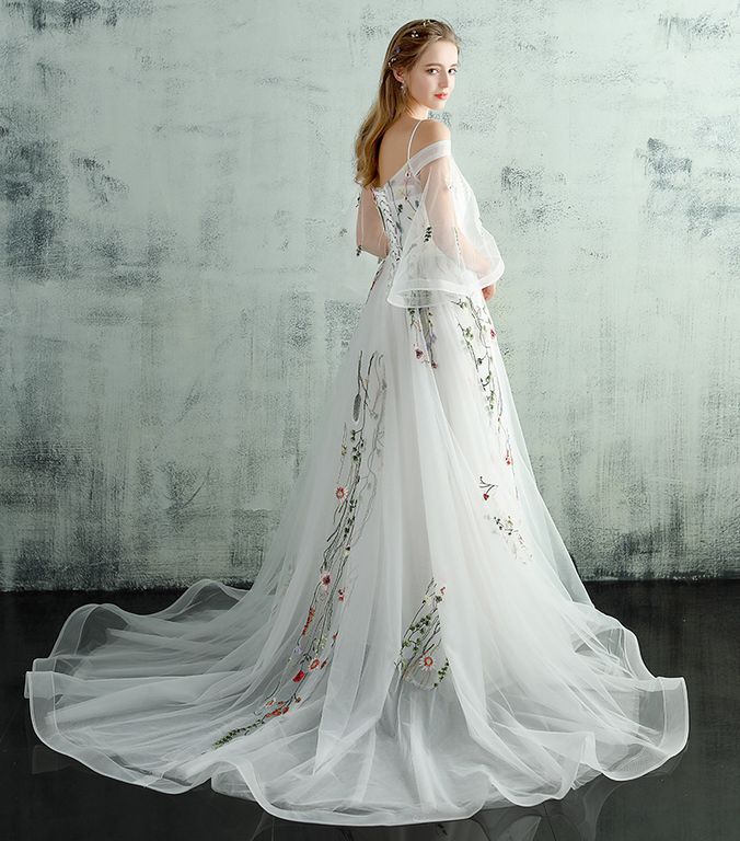 Белое бальное платье с цветочной вышивкой и рукавами "Барселона" - Прокат  платьев Rentaholic Уфа