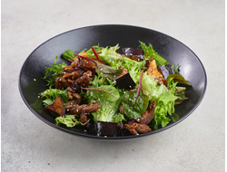 Теплый салат с говядиной и хрустящими баклажанами (250 г.)