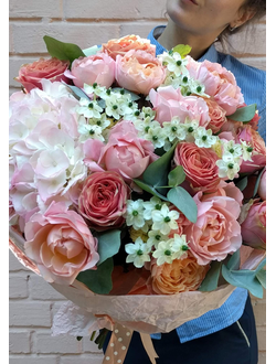 Нежный букет из гортензии, пионовидных роз Джульетта и орнитогалума. Современный букет