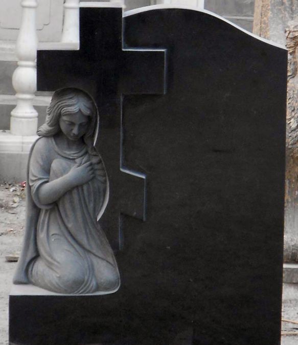 Надгробный памятник со статуей Ангела и Крестом
