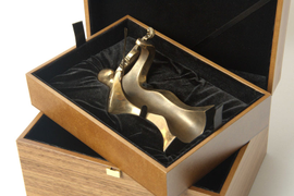 Упаковка для бронзовой статуэтки, шкатулка с вынимаемым лотком и ложементом с фиксацией изделия.