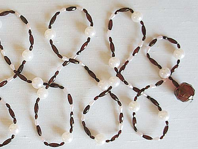 Арт. 2009-50 V Pendulum. Нитяной подвес с бусинами и искуственными жемчужинками