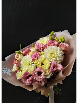 Нежный розовый букет: белые розы, розовый лизиантус (эустома), георгины. Авторские букеты