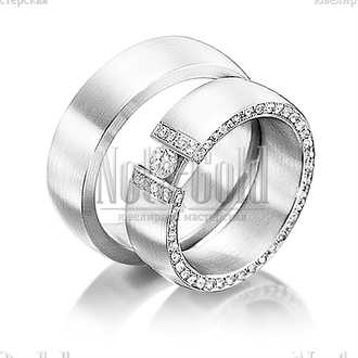 Обручальные кольца из белого золота с бриллиантами в женском кольце с прямым профилем