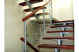 Отделка металлических лестниц деревом