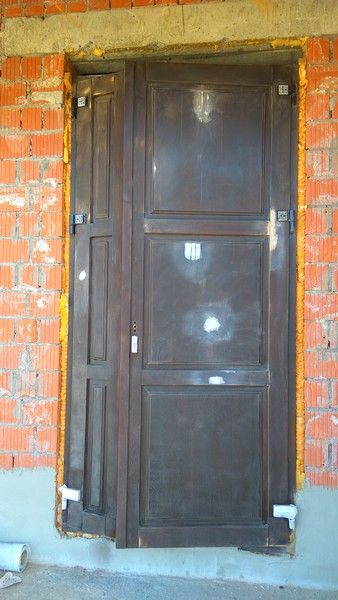 Входная деревянная дверь на реставрации