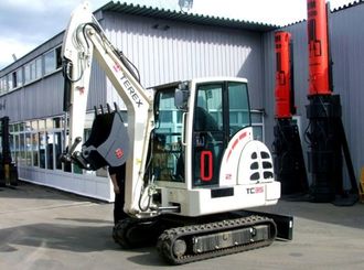 Стекло дверное нижнее левое (закалённое) для мини-экскаватора Terex TC35 (арт.015)