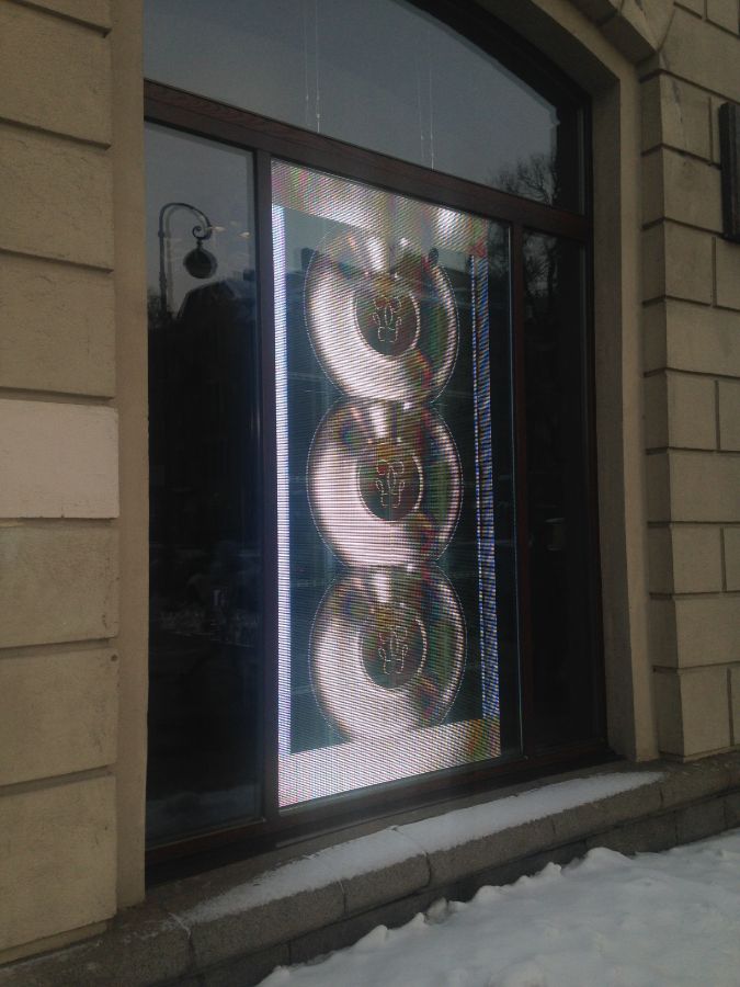 Прозрачный светодиодный экран в витрине магазина