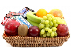 Корзина с фруктами и шоколадными батончиками