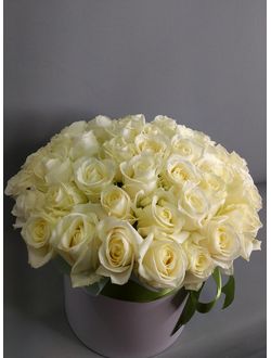 Букет из 51 белой розы в шляпной коробке, 51 белая розы в коробке, белые розы в коробке