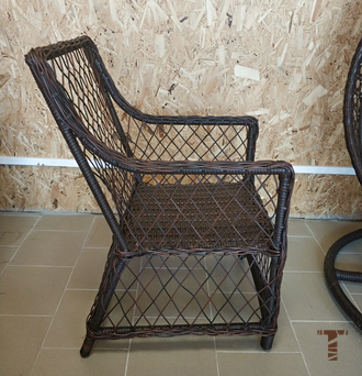 Легкое коричневое кресло