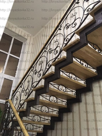 Двойной каркас лестницы "Елочка" с коваными подступенками