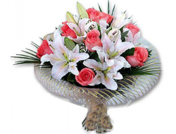 Букет Танго белые Лилии с красными розами