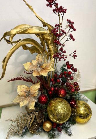 Новогодняя композиция из сухоцветов и новогоднего декора