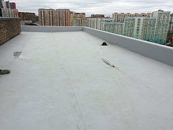 Кровля из ПВХ мембраны Logicroof V-RP уложена над террасой,механическое крепление