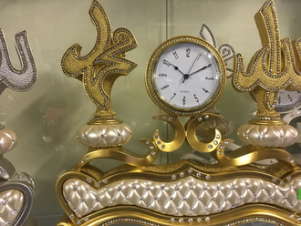 Настольные часы с надписью на арабском языке "Аллах" и "Мухаммад". Цвет под "золото"
